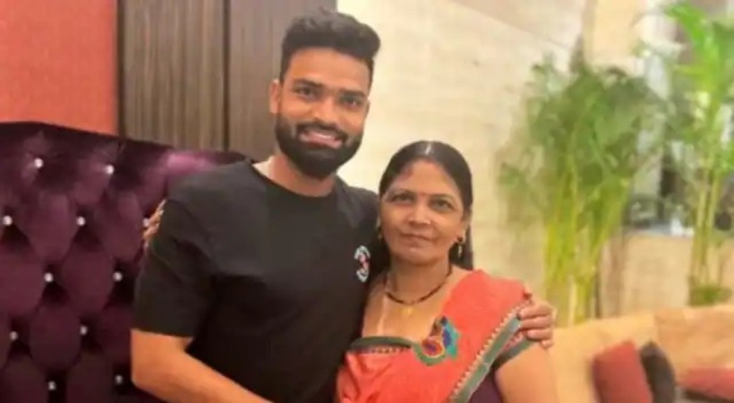 mumbai-indians-star-meets-mother