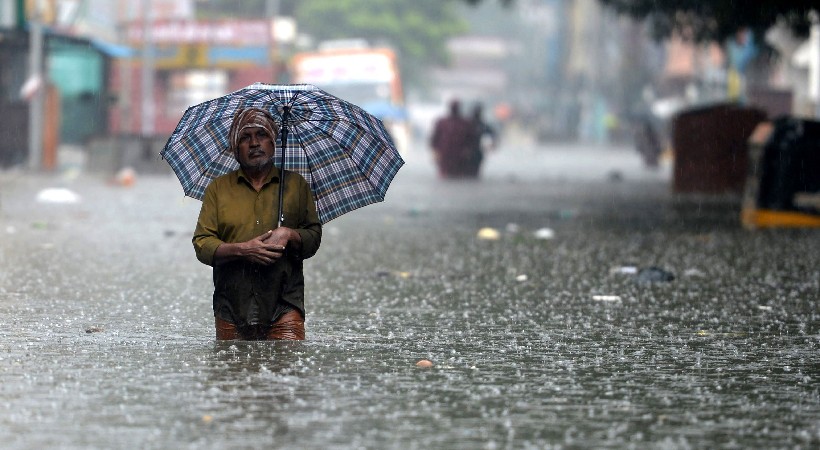 Heavy rains continue in Tamil Nadu; Red alert in many districts